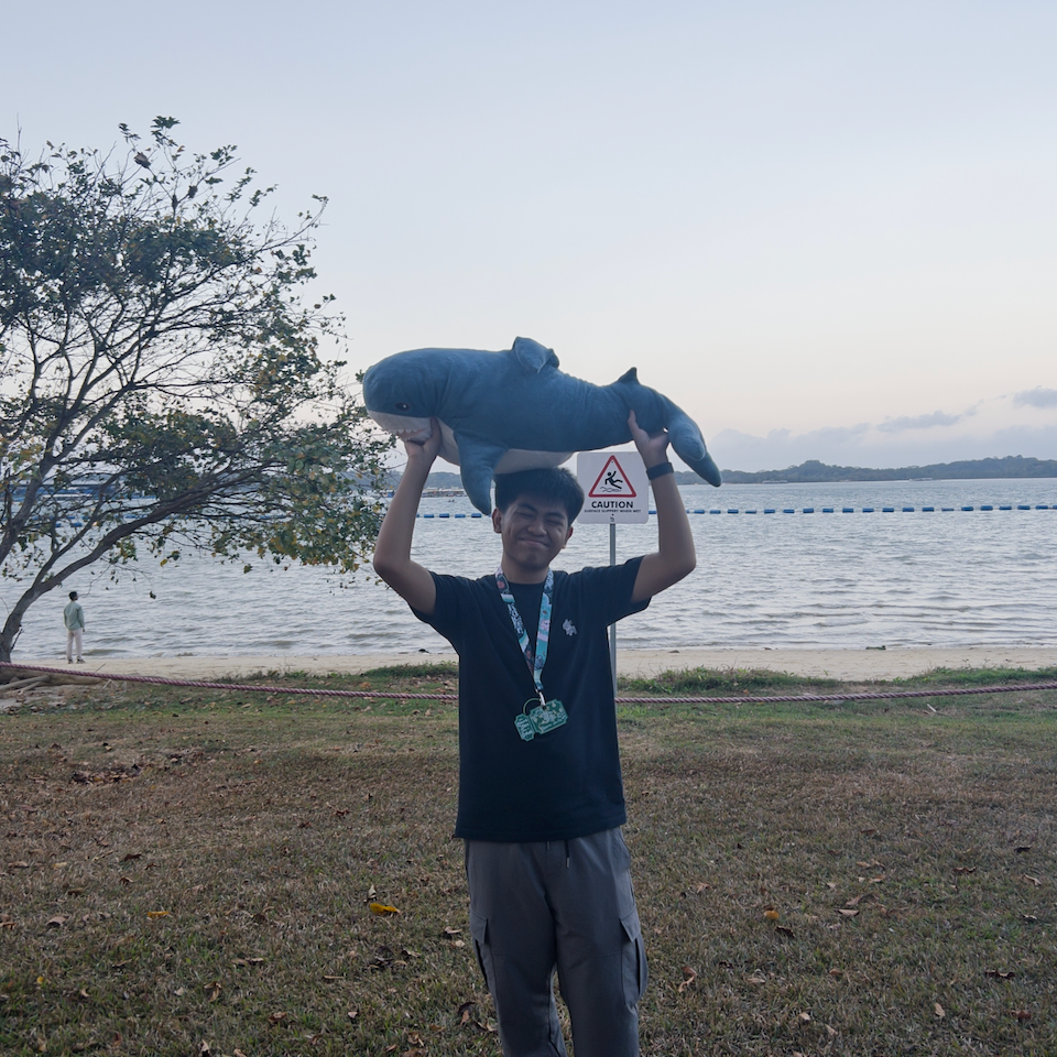 A picture of me holding a Blåhaj in a Beach